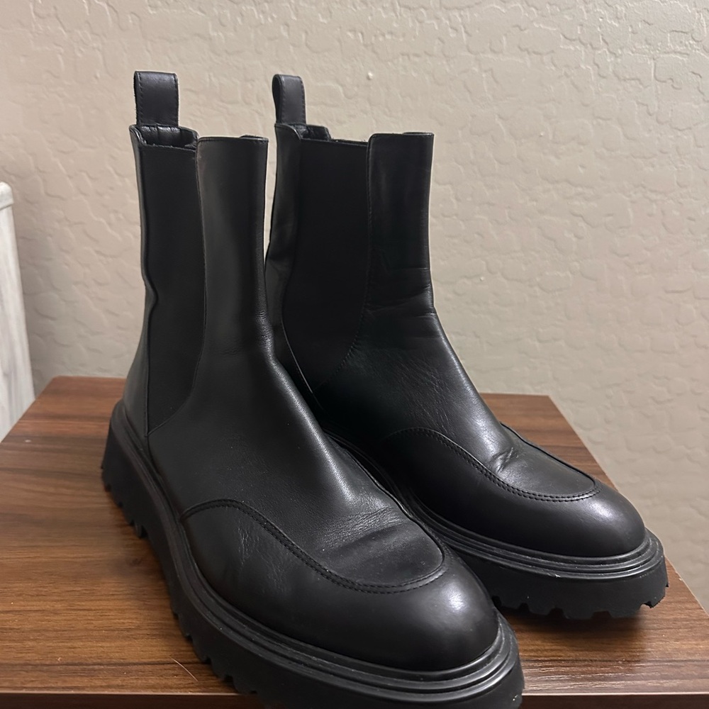 Neslihan Canpolat Black Leather Chelsea boots